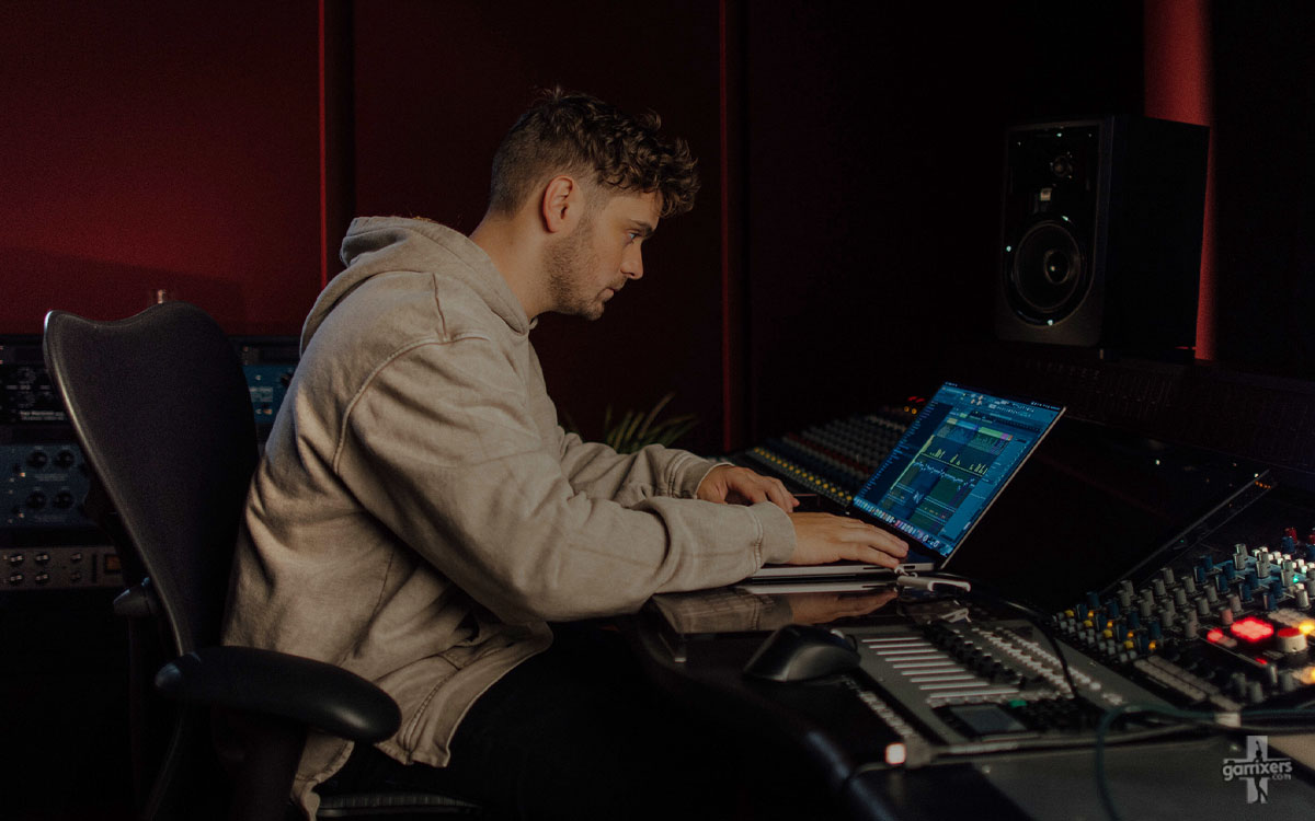 Martin Garrix in STMPD Studios on garrixers.com